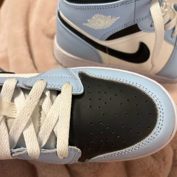 Jordan 1 Mid Ice Blue (2022) (GS) - Picture 9 of 12